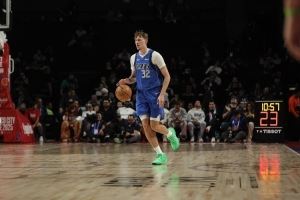 阿里纳斯谈弗拉格:基德也让字母打控卫 看看现在的字母吧