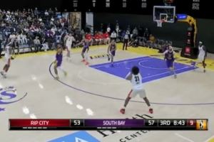 梳理进攻不错！杨瀚森侧翼持球 间接助攻队友飙中三分